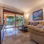 Bougainvillea Retreat, Espacioso Terraza & Parking Apartman Estepona