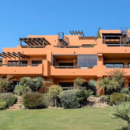 Bougainvillea Retreat, Espacioso Terraza & Parking Apartman Estepona